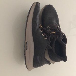 Women’s Nike’s running shoes size 6